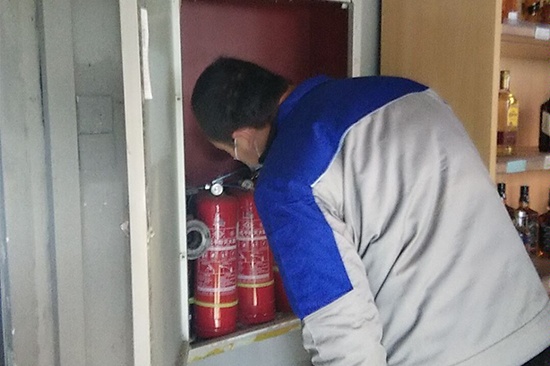 亿杰员工消防维保工作中